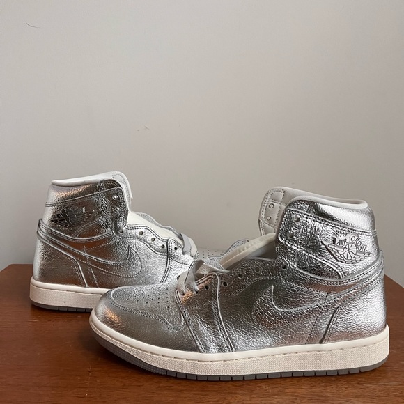 Jordan Shoes - Women’s OG Jordan 1 HI Metallic Silver/Photon Dust